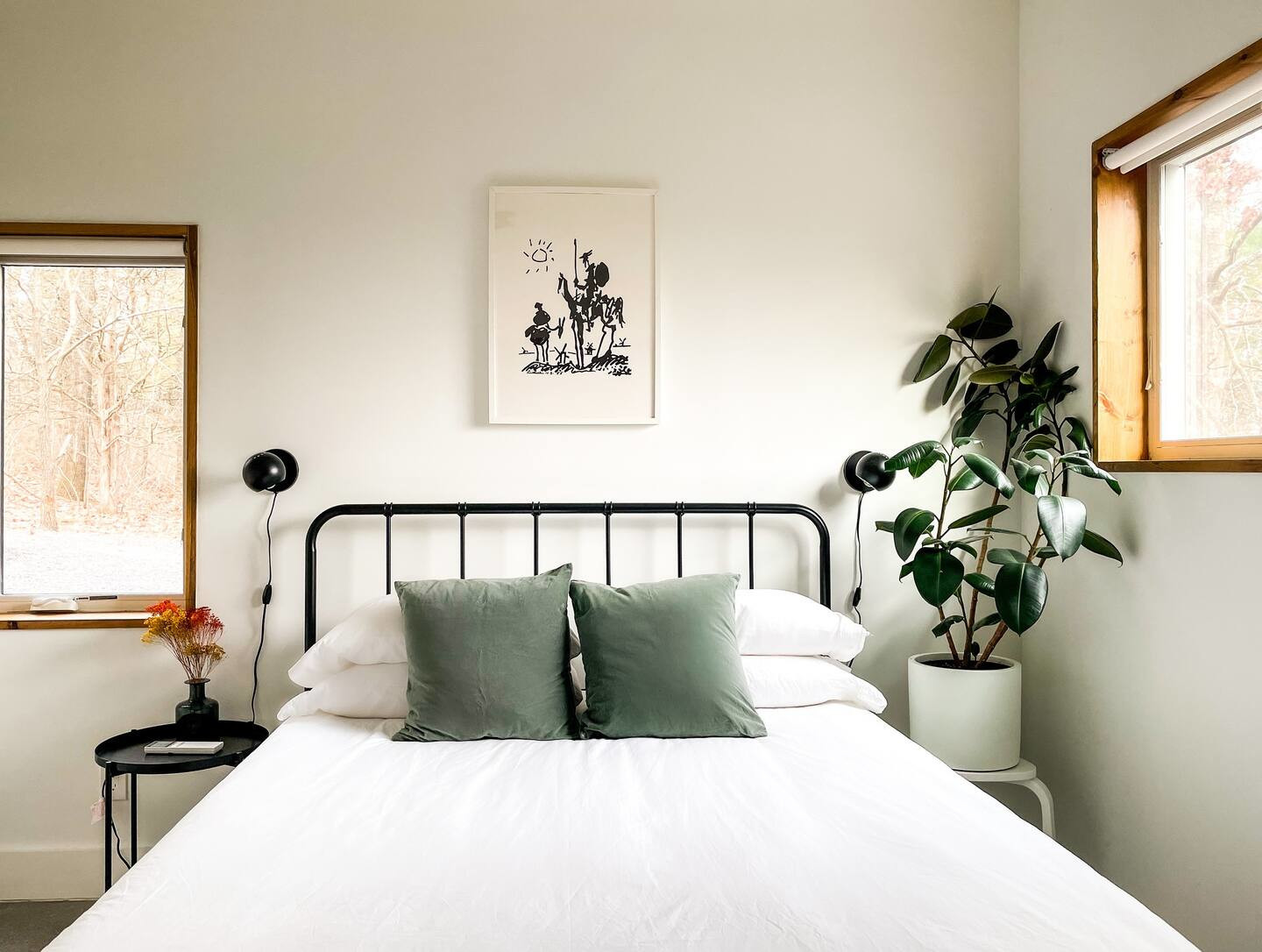 chambre avec lit en fer noir