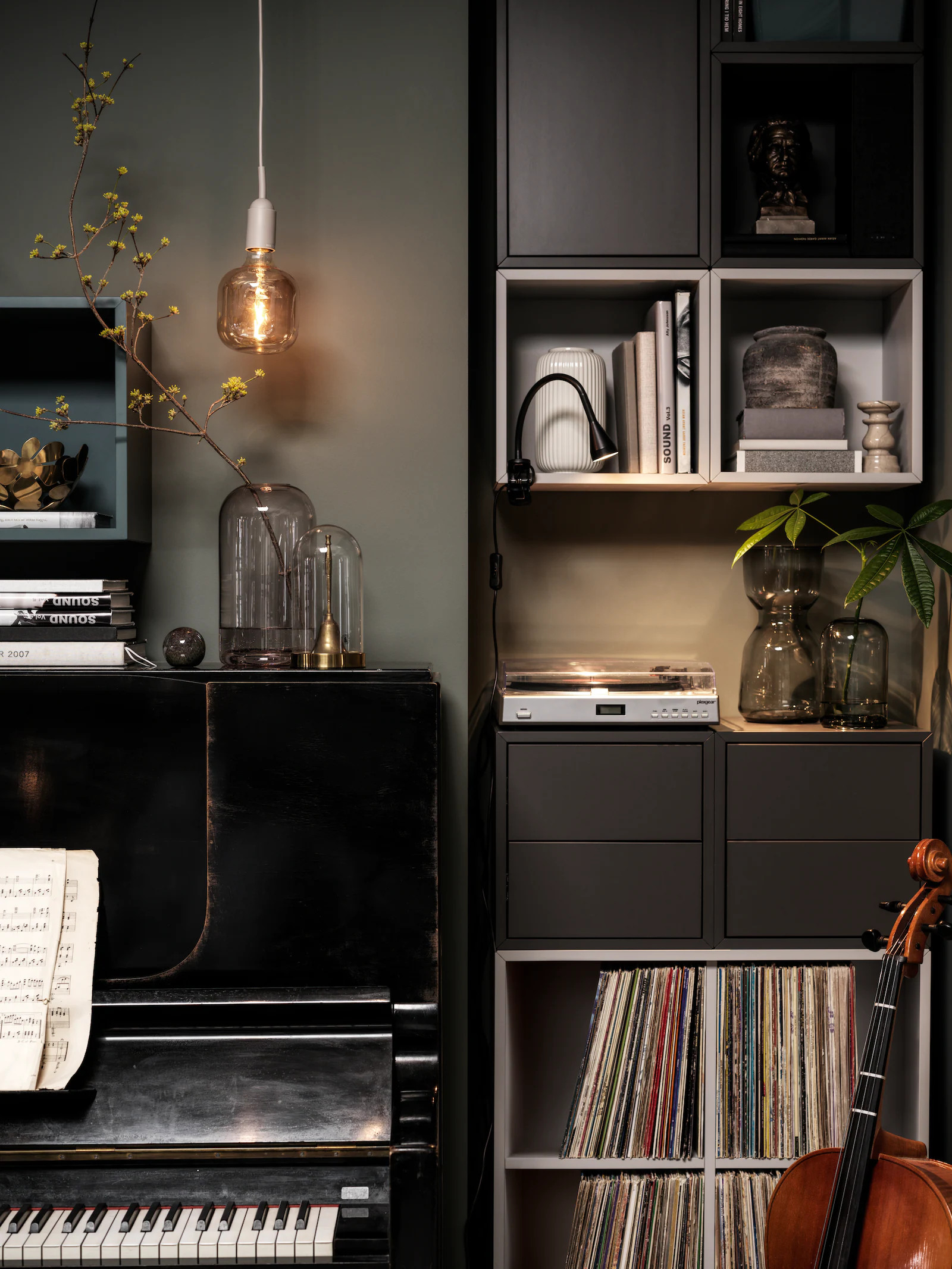 salon avec piano aménagé avec IKEA