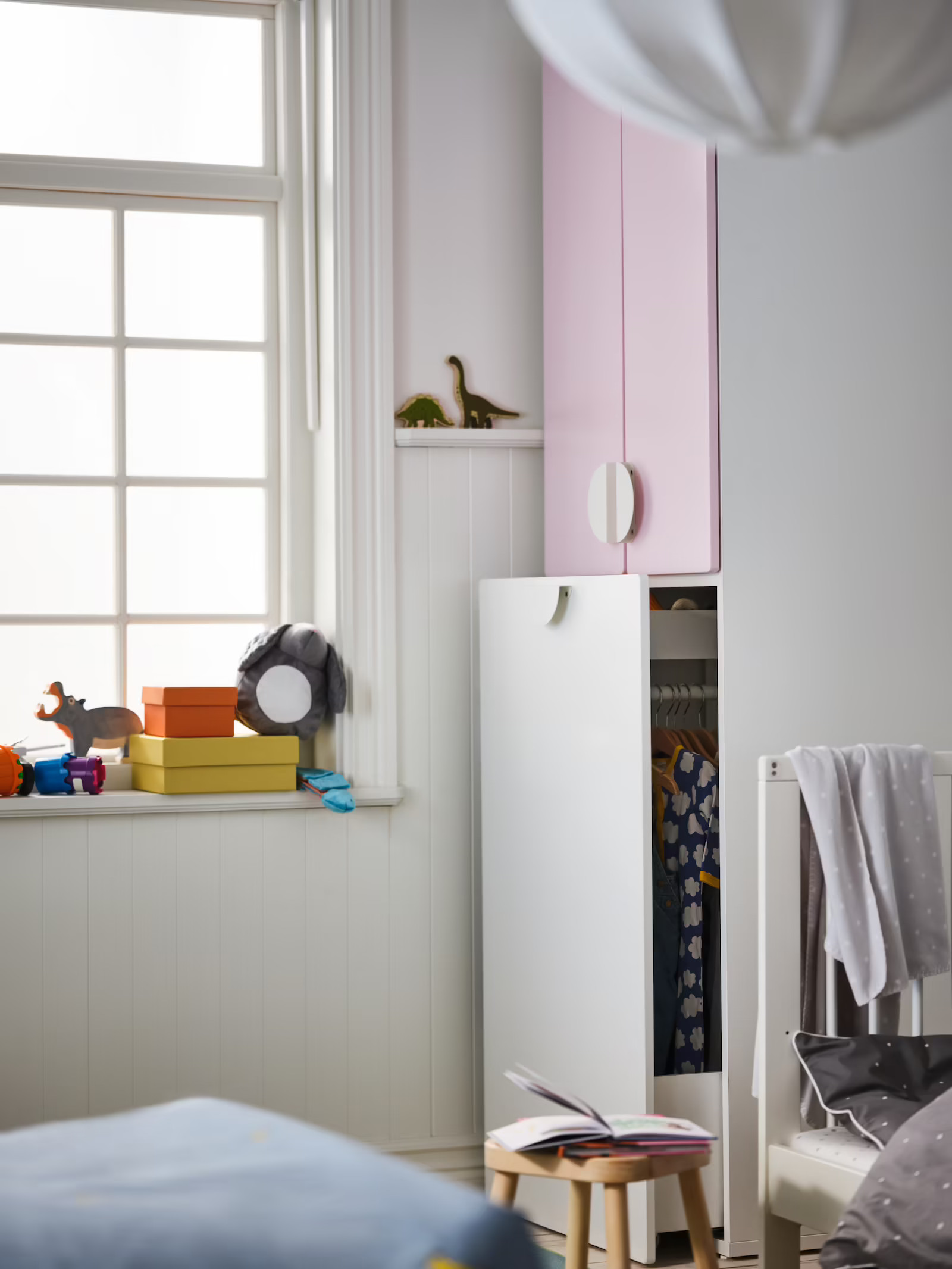 chambre d'enfant avec rangements