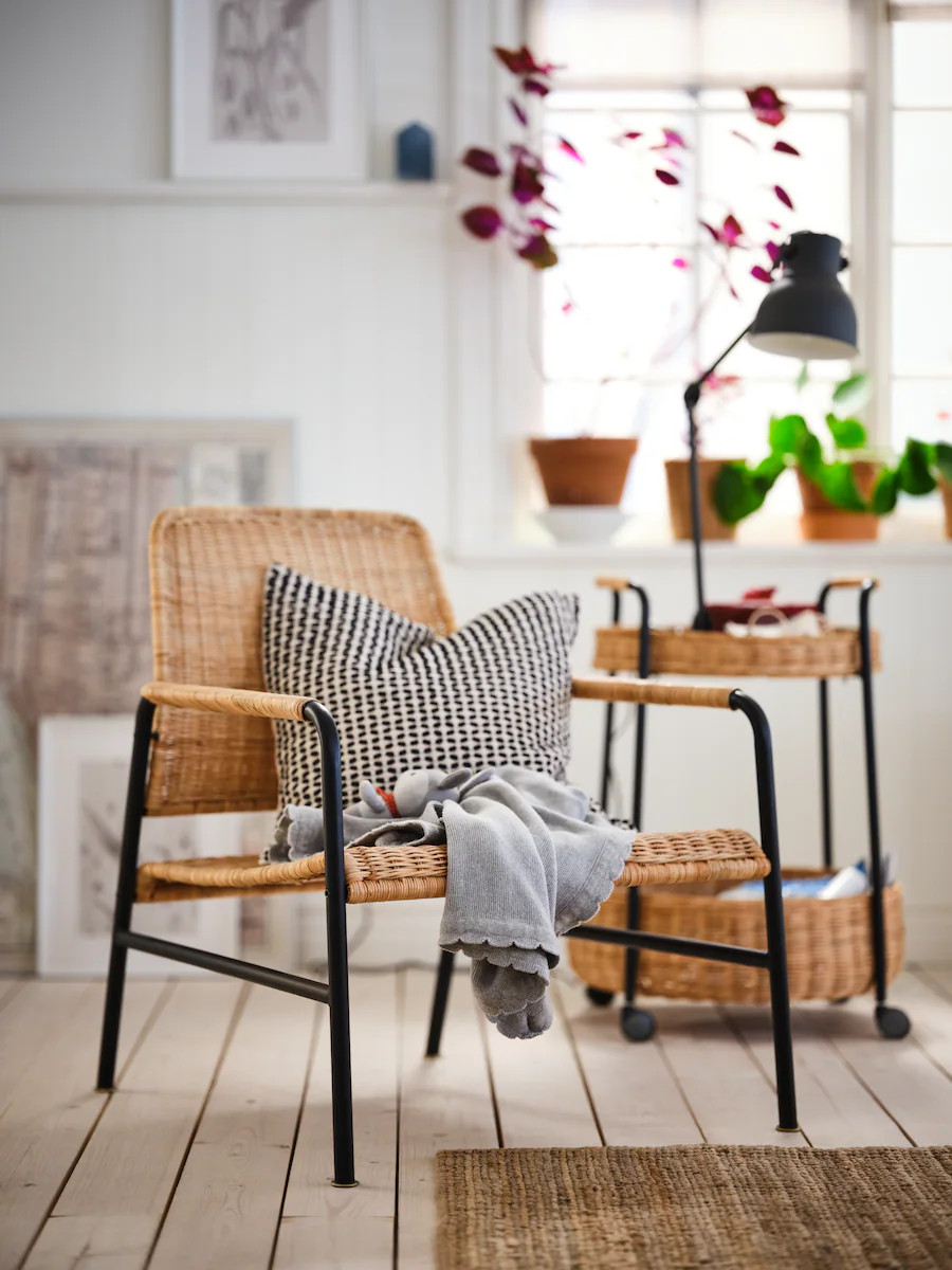 salon avec fauteuil en rotin