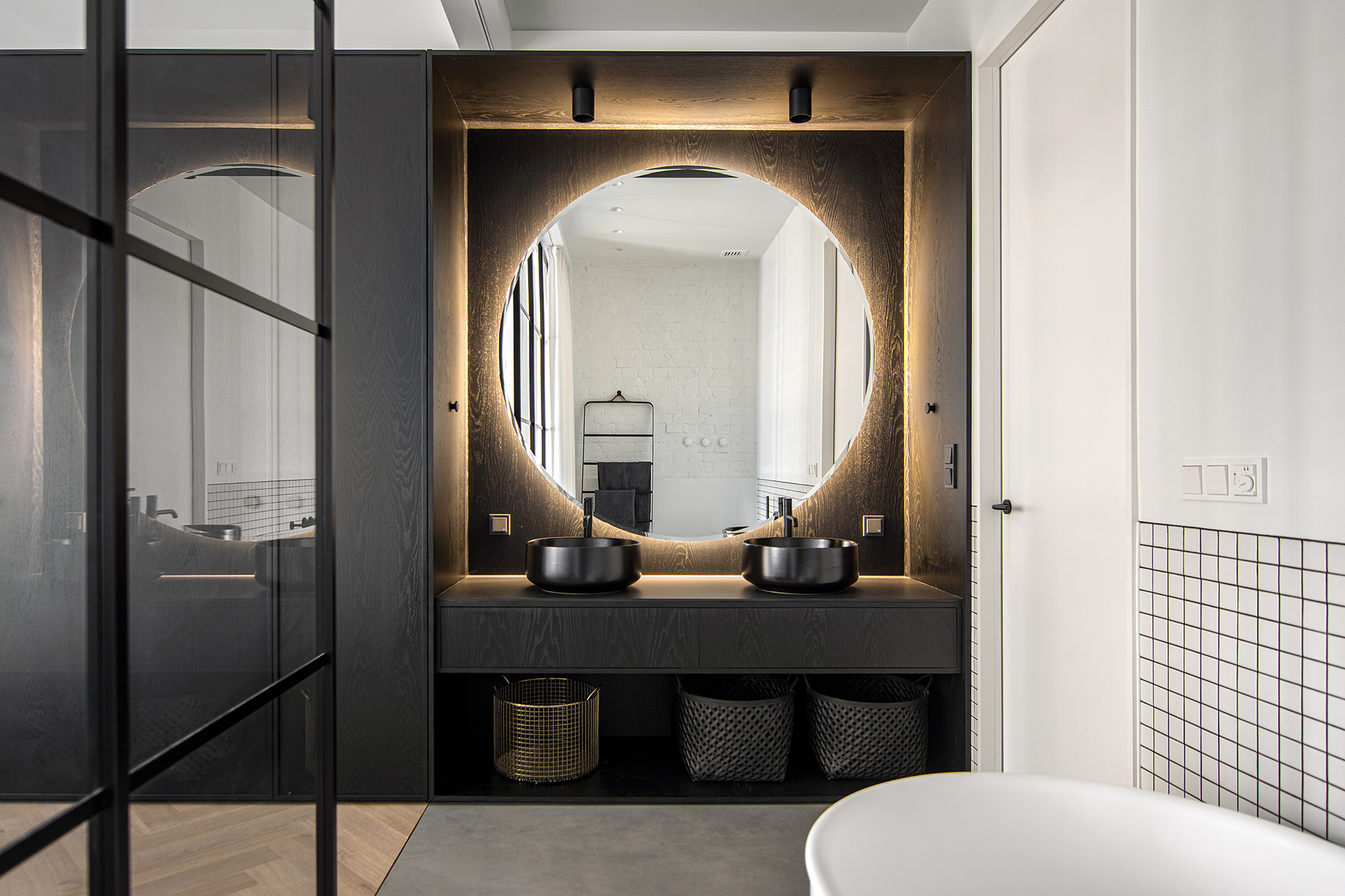 salle de bain noire et blanche
