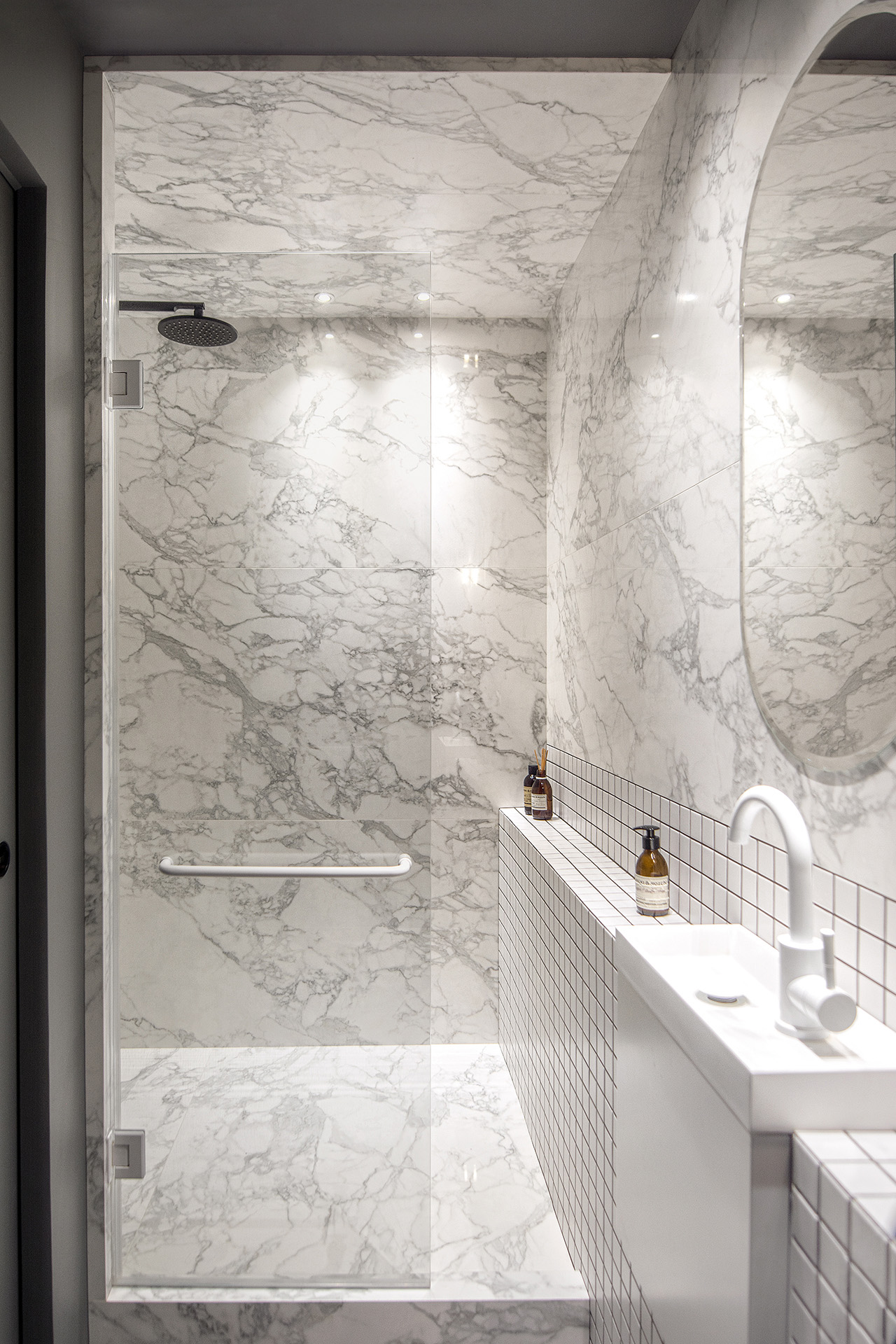 salle de bain marbre blanc