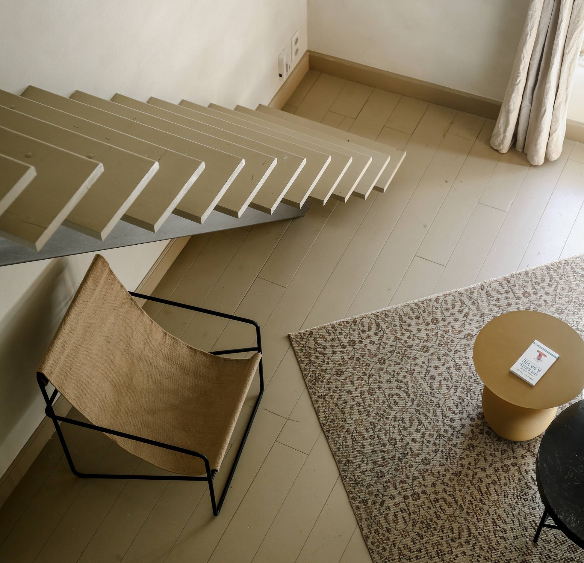 salon avec escalier flottant