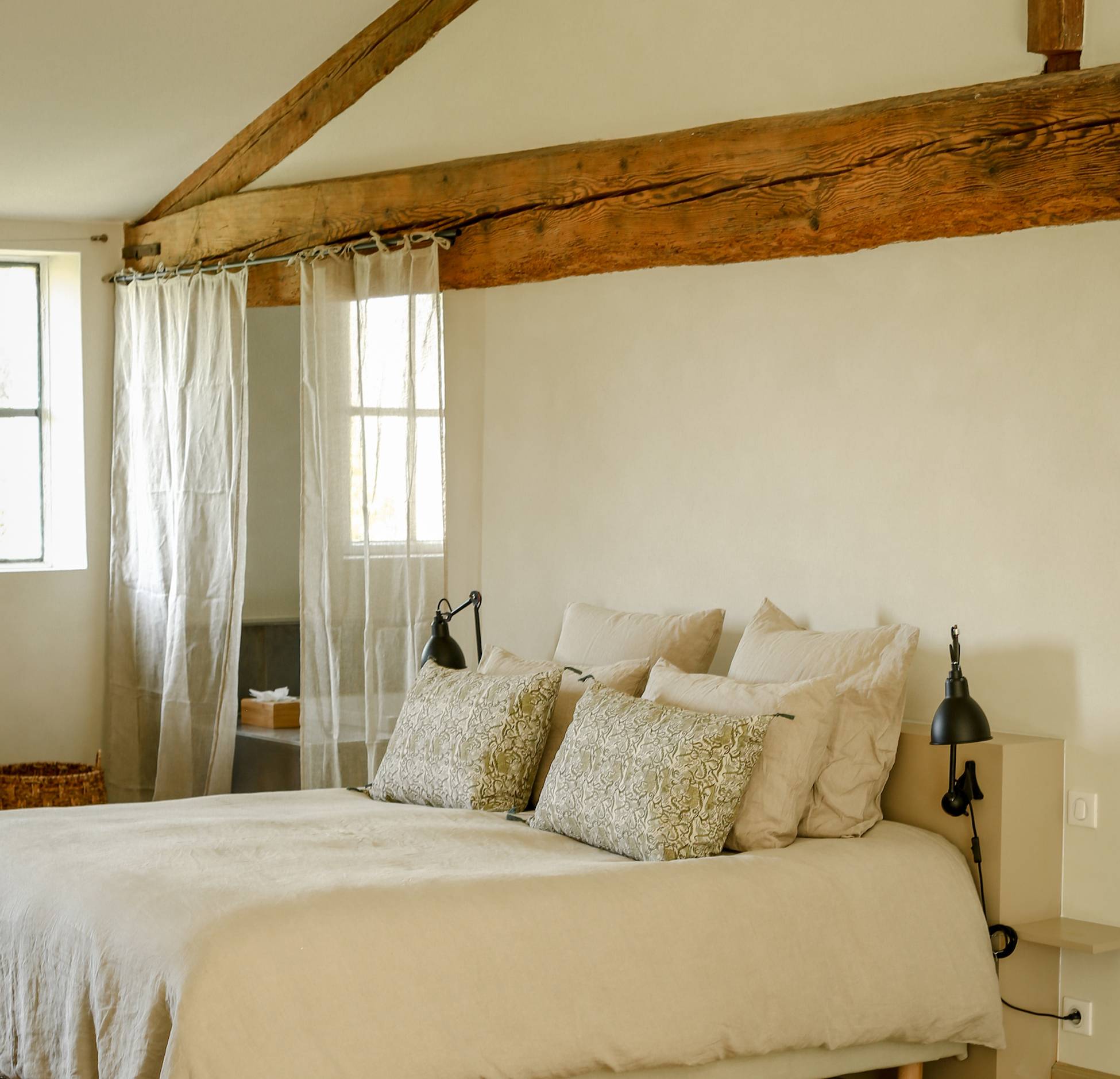 chambre avec poutres décoration naturelle