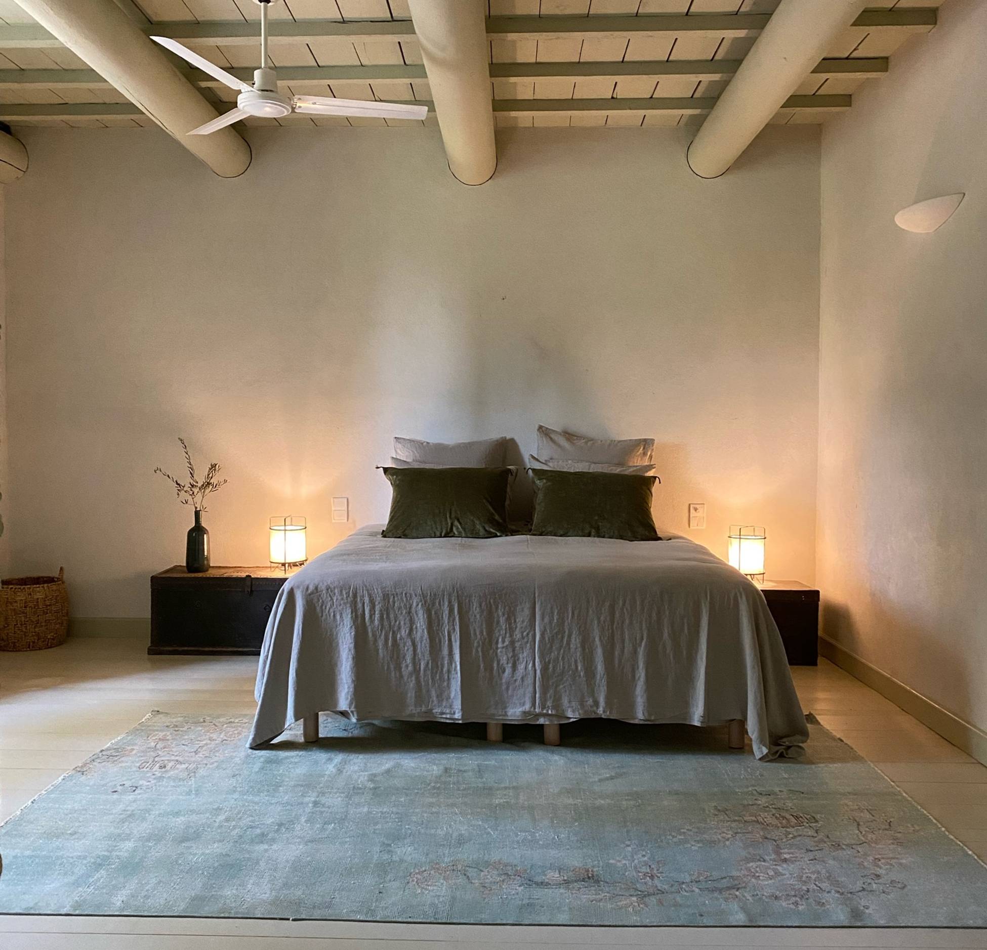 chambre avec poutres décoration naturelle