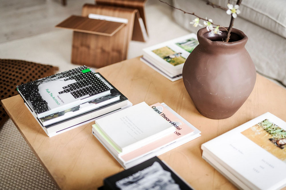 livres et objets sur table basse livres et objets sur table basse
