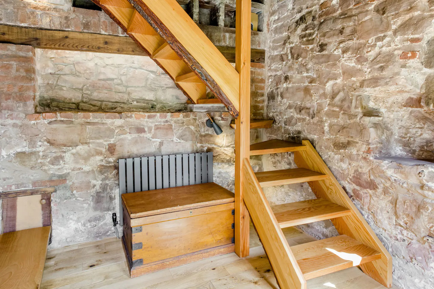 escalier bois maison en pierres rénovée