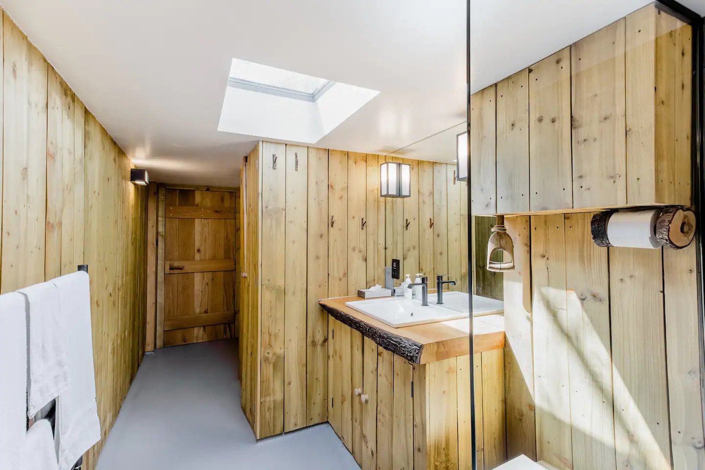 salle de bain murs lambris bois