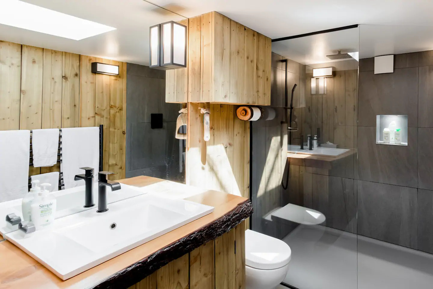 salle de bain murs lambris bois