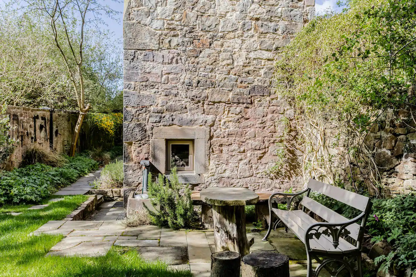 jardin maison ancienne en pierres