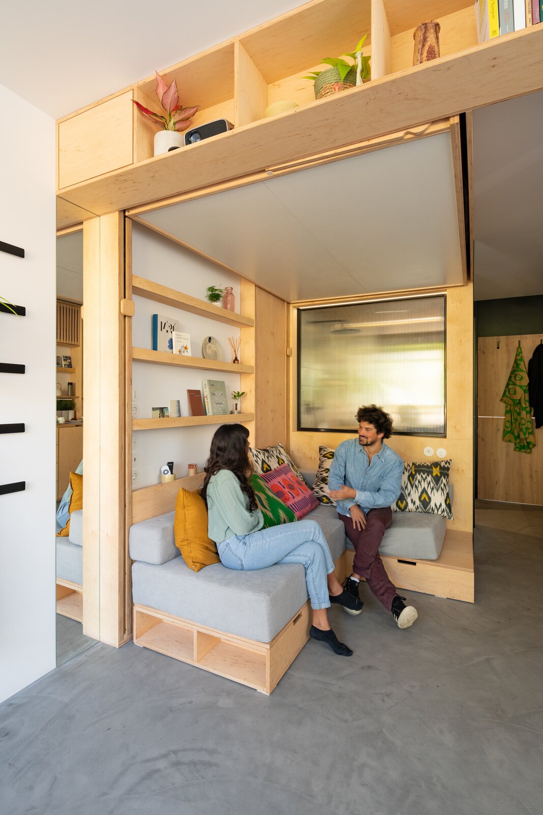 salon avec lit au plafond intégré
