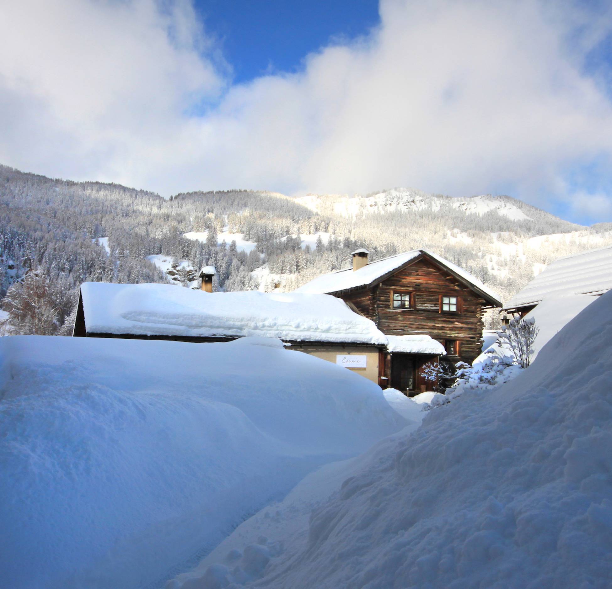 façade maison sous la neige Queyras
