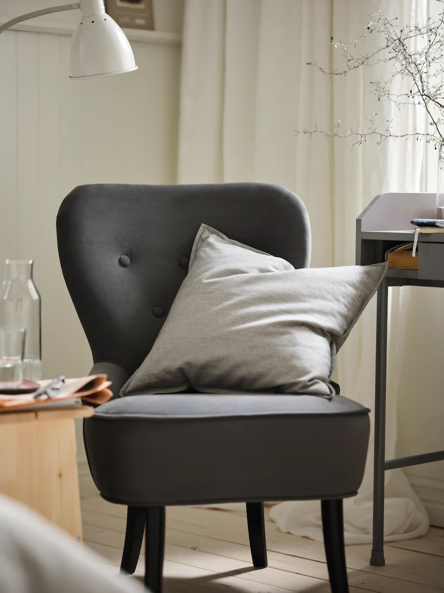 fauteuil gris dans chambre