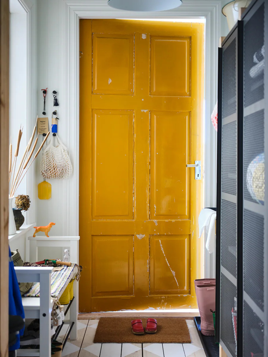 entrée avec porte jaune