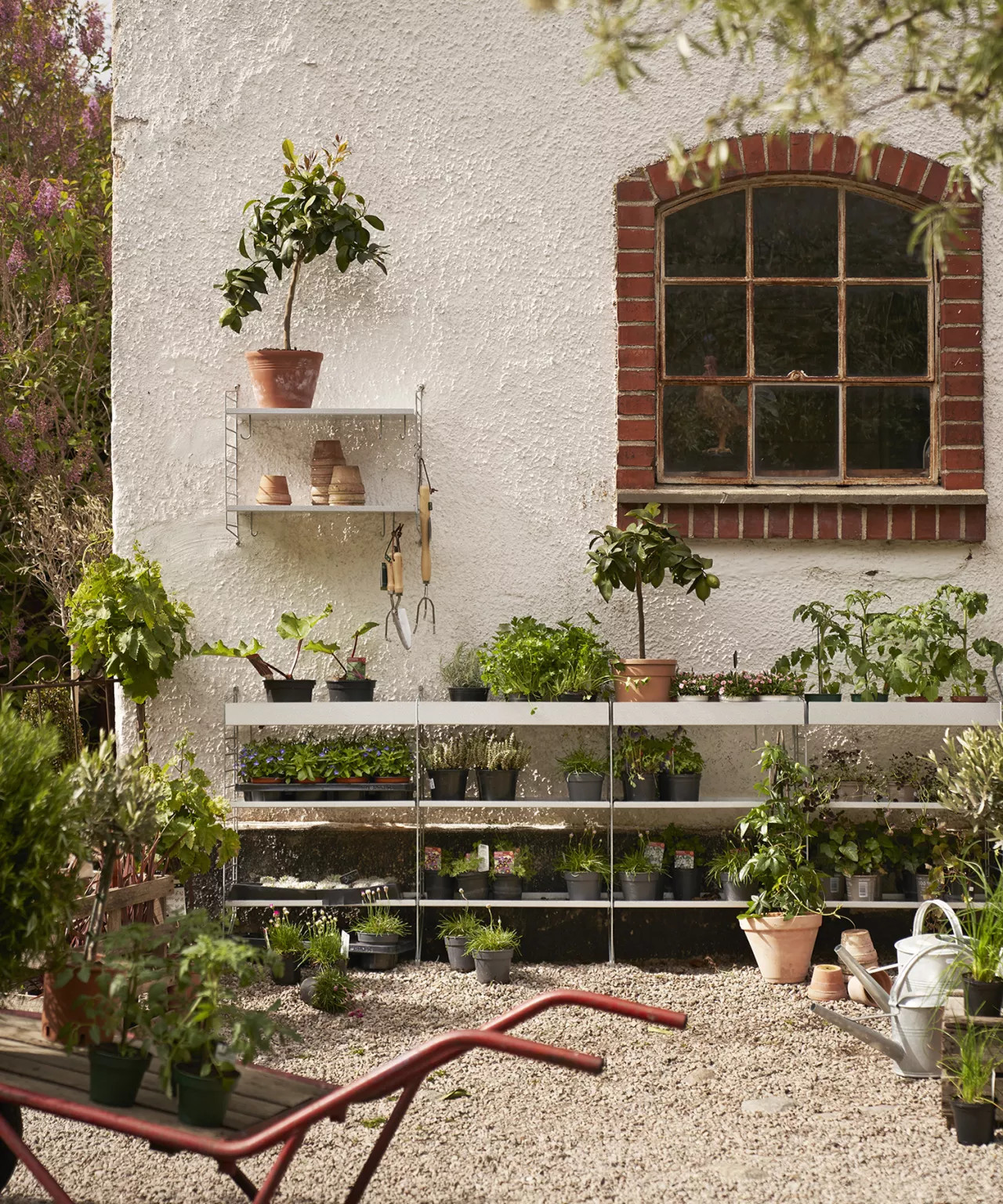 étagère design String dans le jardin