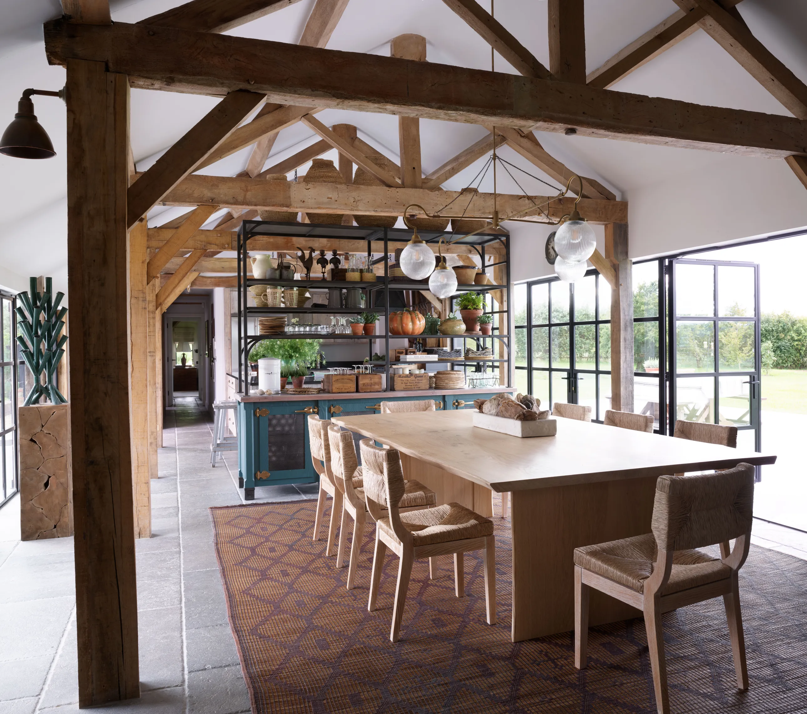 salon avec poutres dans ancienne grange rénovée