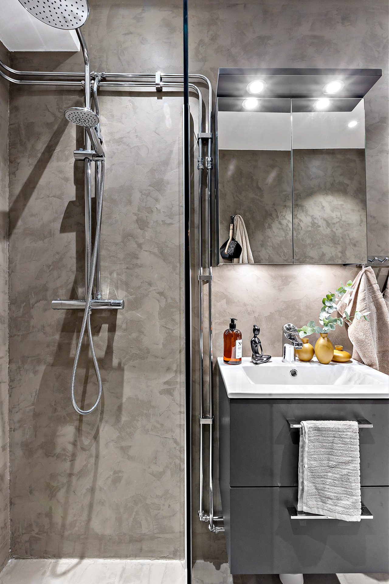 salle de bain murs enduits en gris