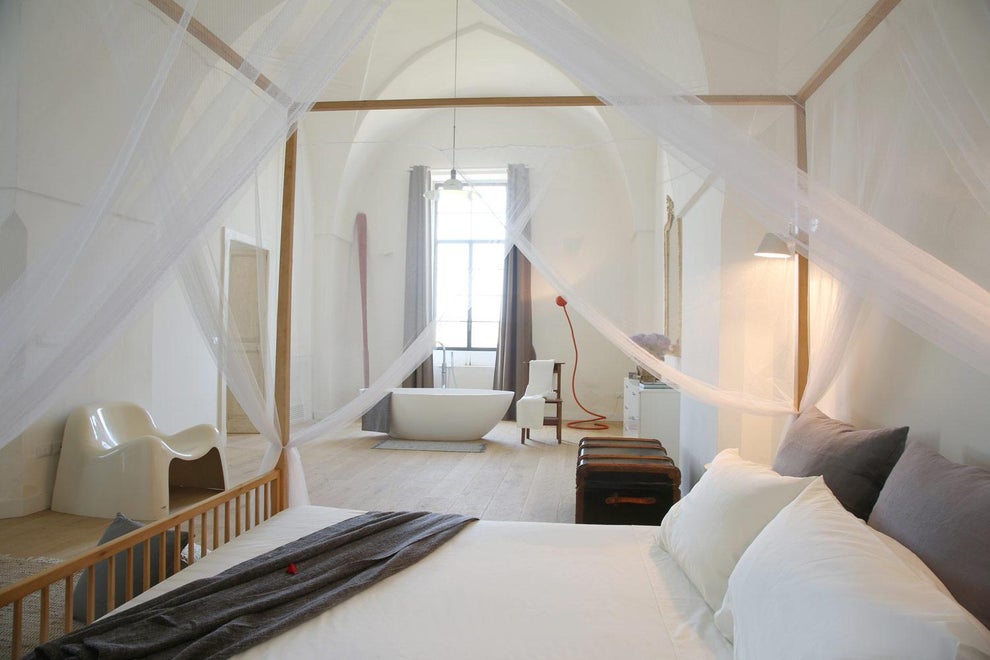 chambre avec lit baldaquin décoration design