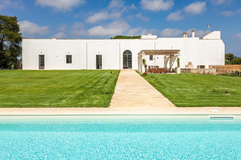 façade et piscine maison Pouilles