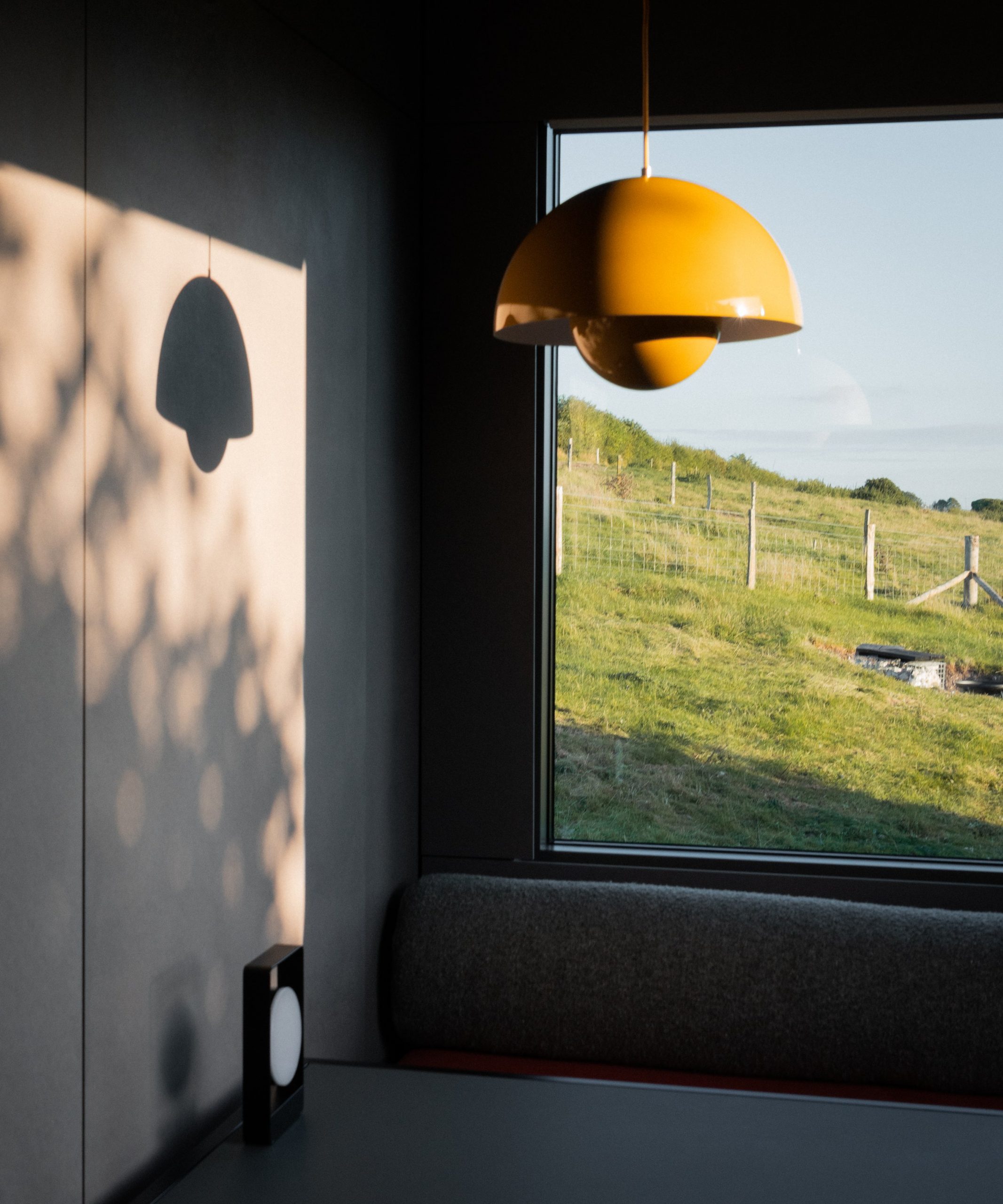 salon avec lampe flowerpot jaune