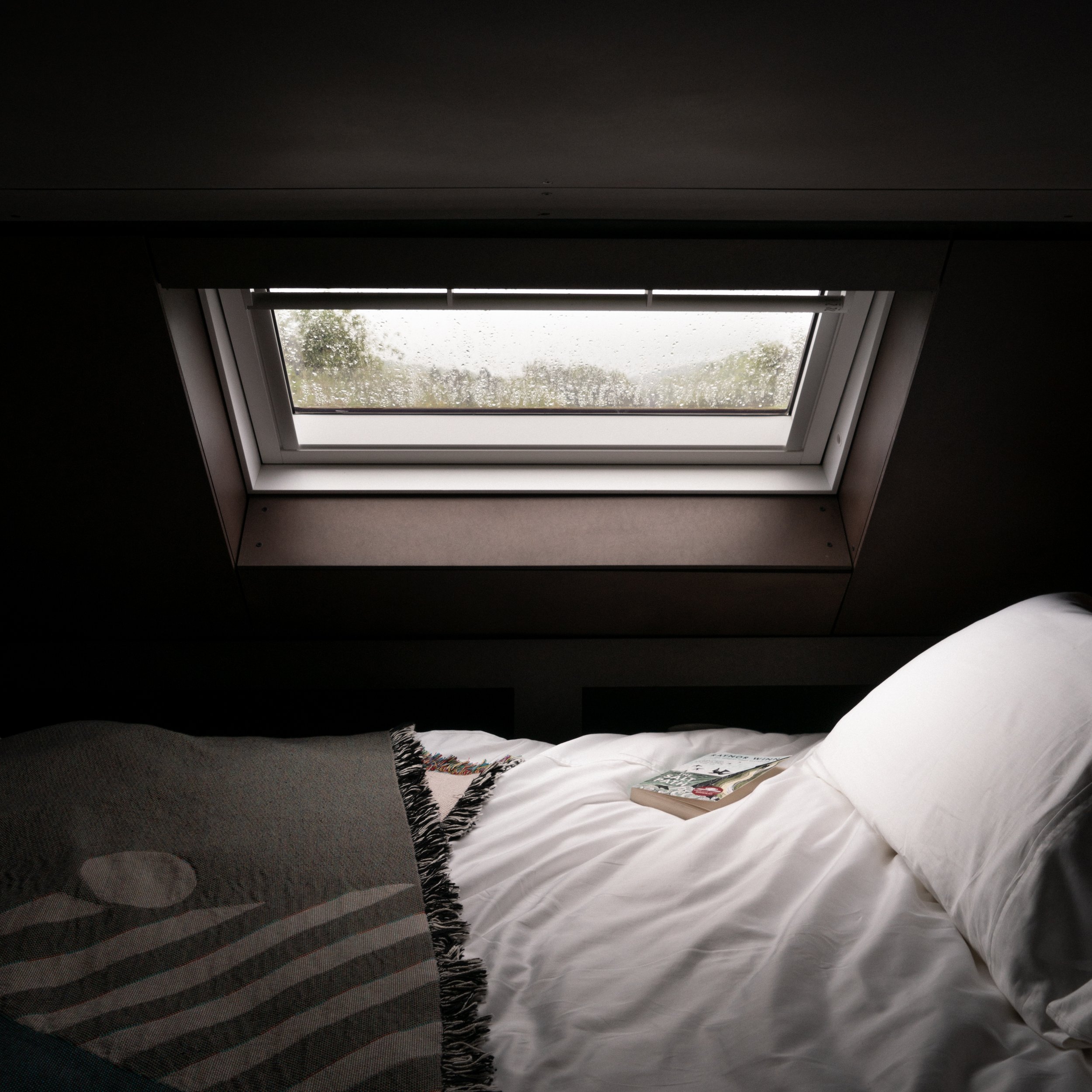 chambre sous fenêtre de toit mini maison design