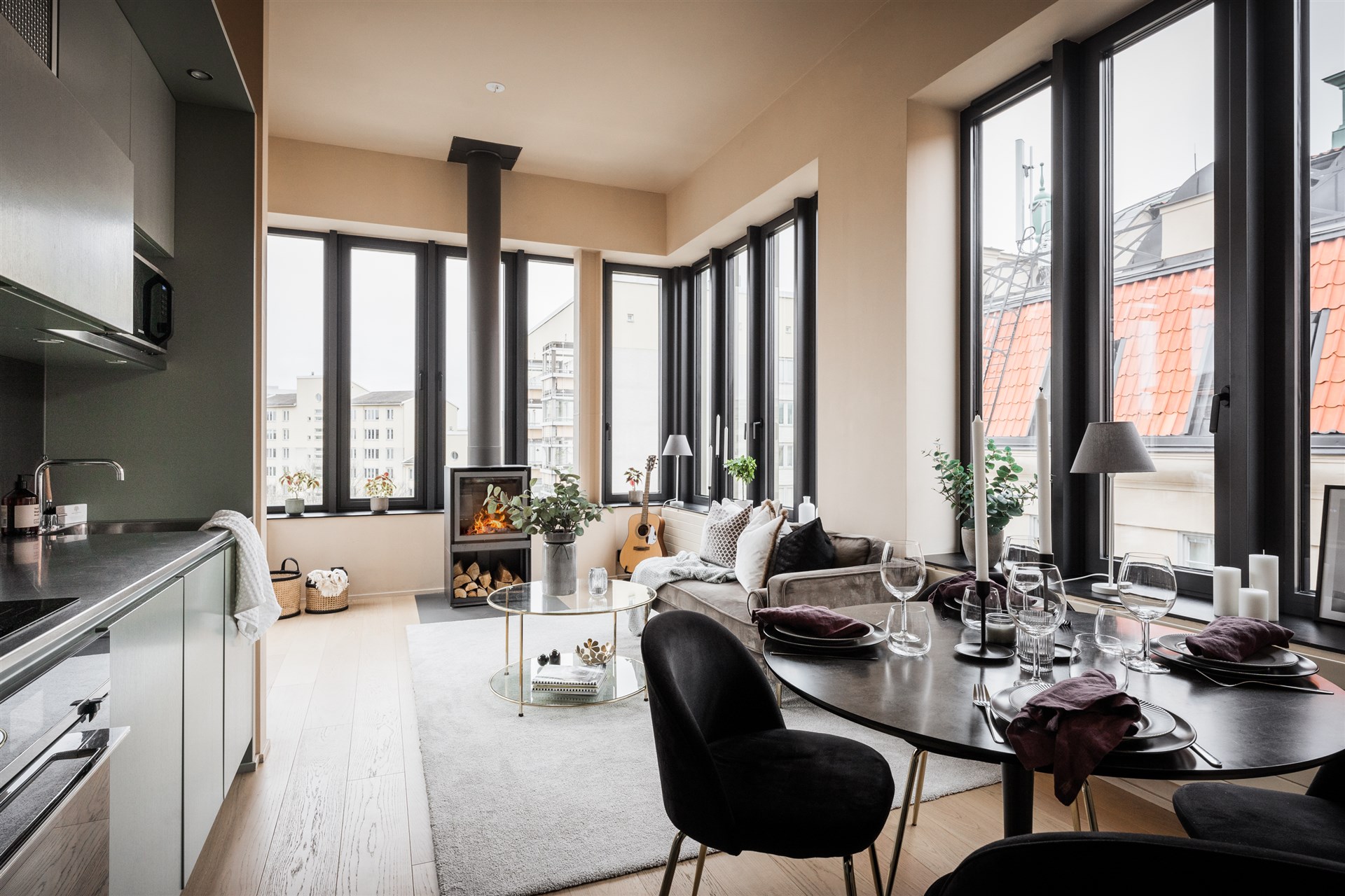 cuisine ouverte et salon petite maison sur le toit
