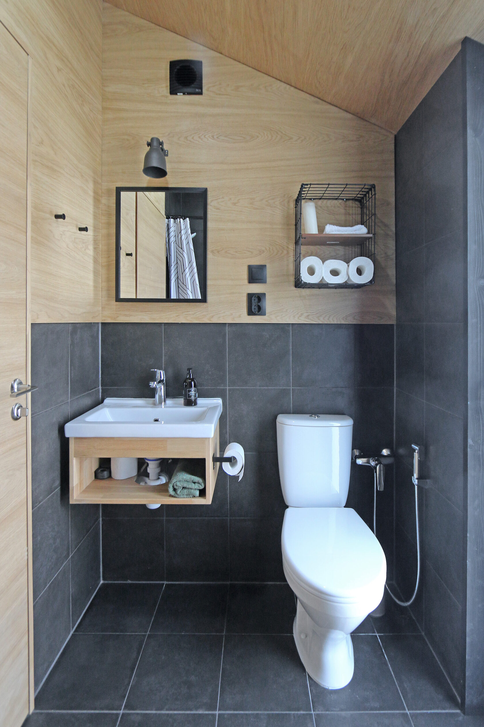 salle de bain bois et carrelage gris