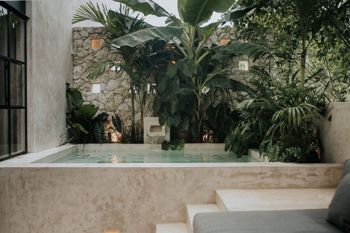 piscine entourée par murs de pierres