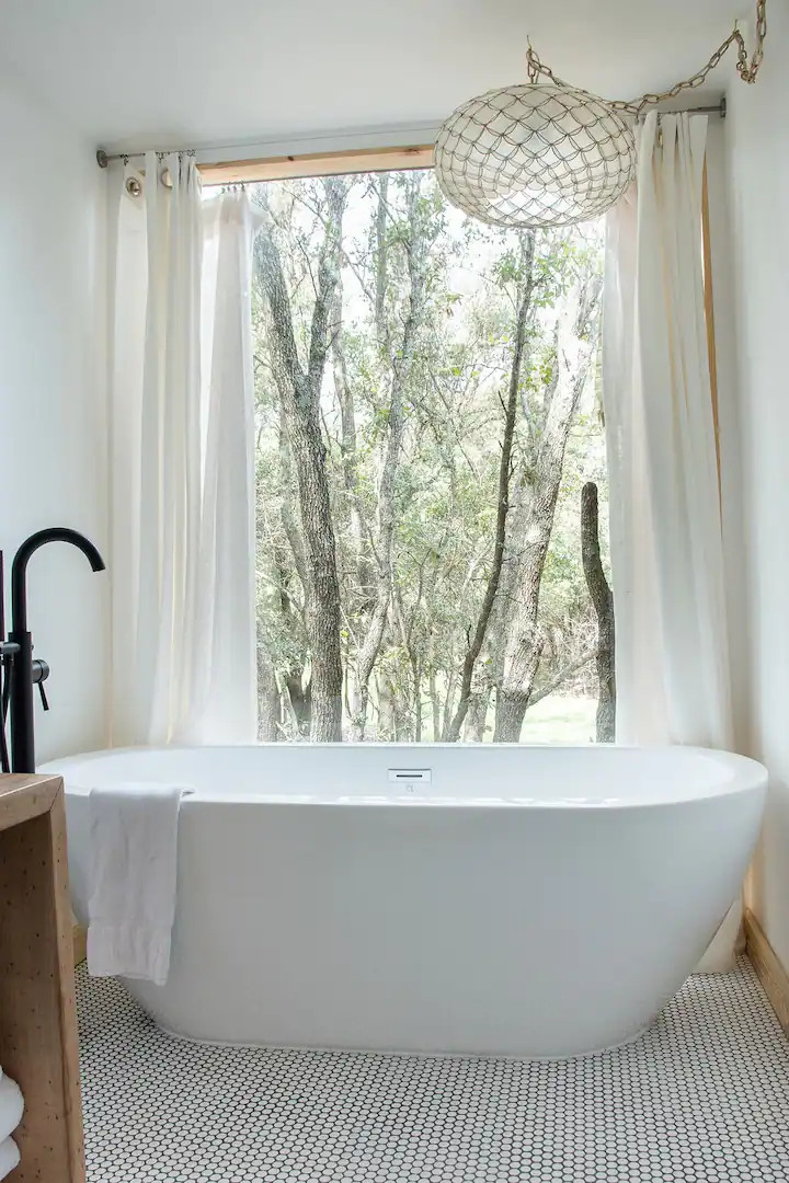 salle de bain design avec baie vitrée