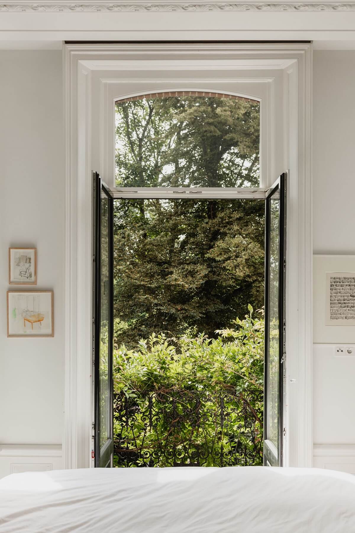 chambre avec fenêtre sur jardin