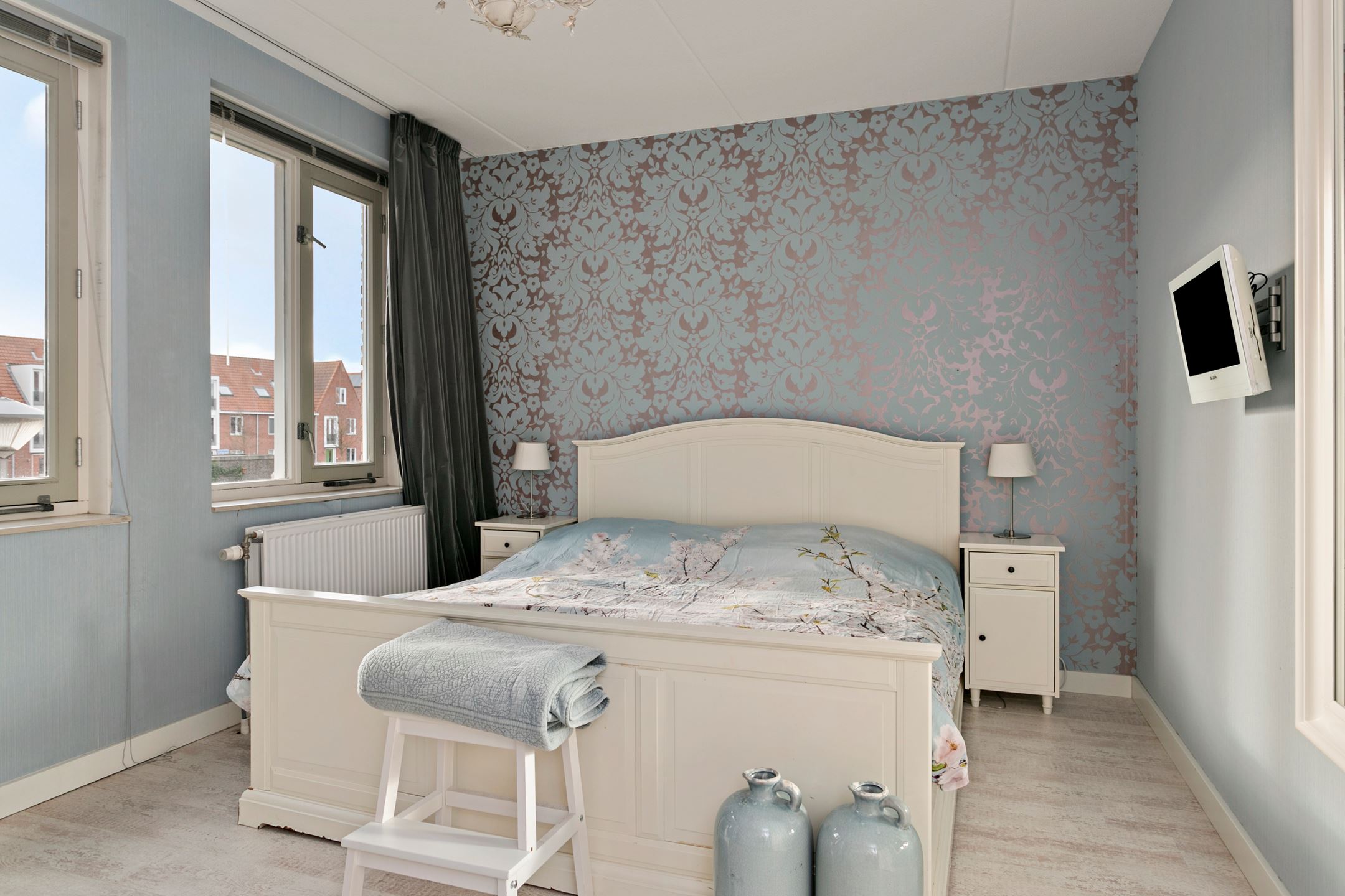 chambre avec papier-peint bleu chambre avec papier-peint bleu