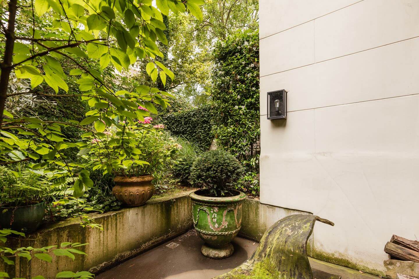 terrasse avec pot d'anduze