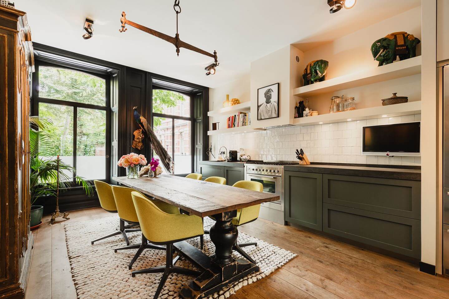 cuisine verte type shaker dans maison rénovée
