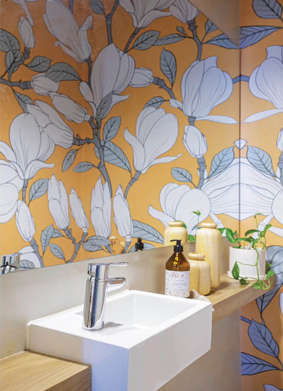 salle de bain avec papier-peint jaune fleuri salle de bain avec papier-peint jaune fleuri