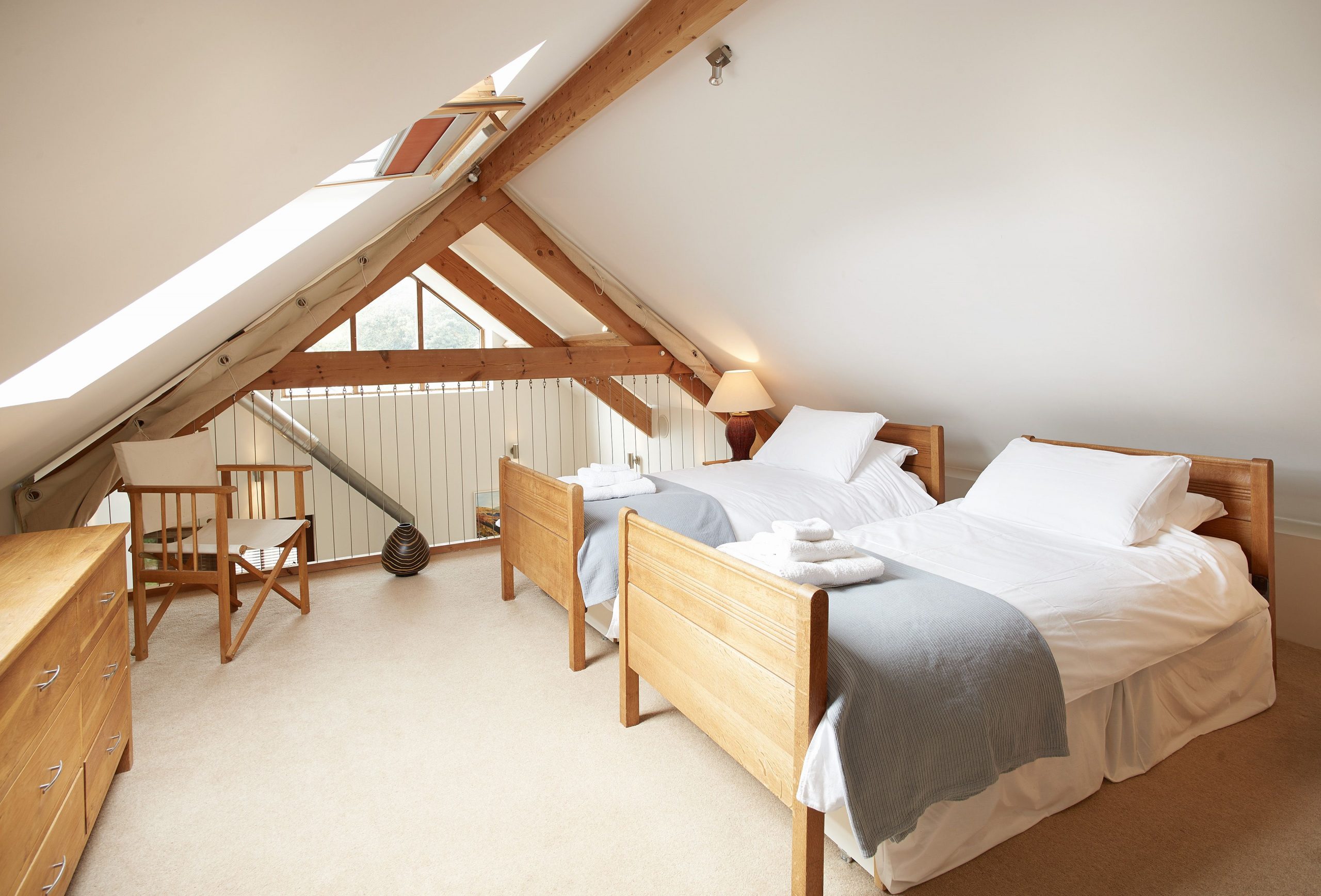 combles aménagés en chambre maison en pierres