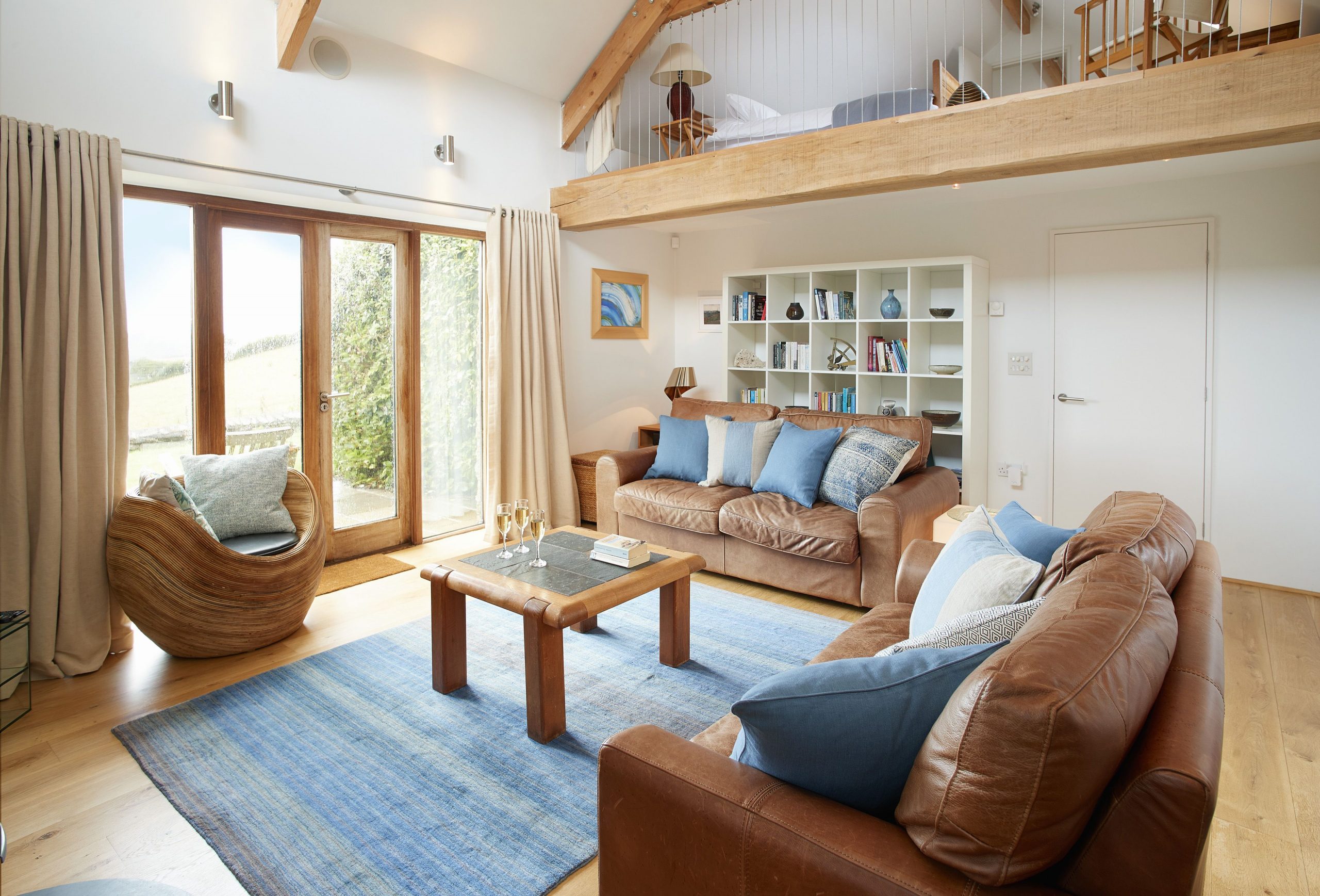 salon avec mezzanine maison en pierres