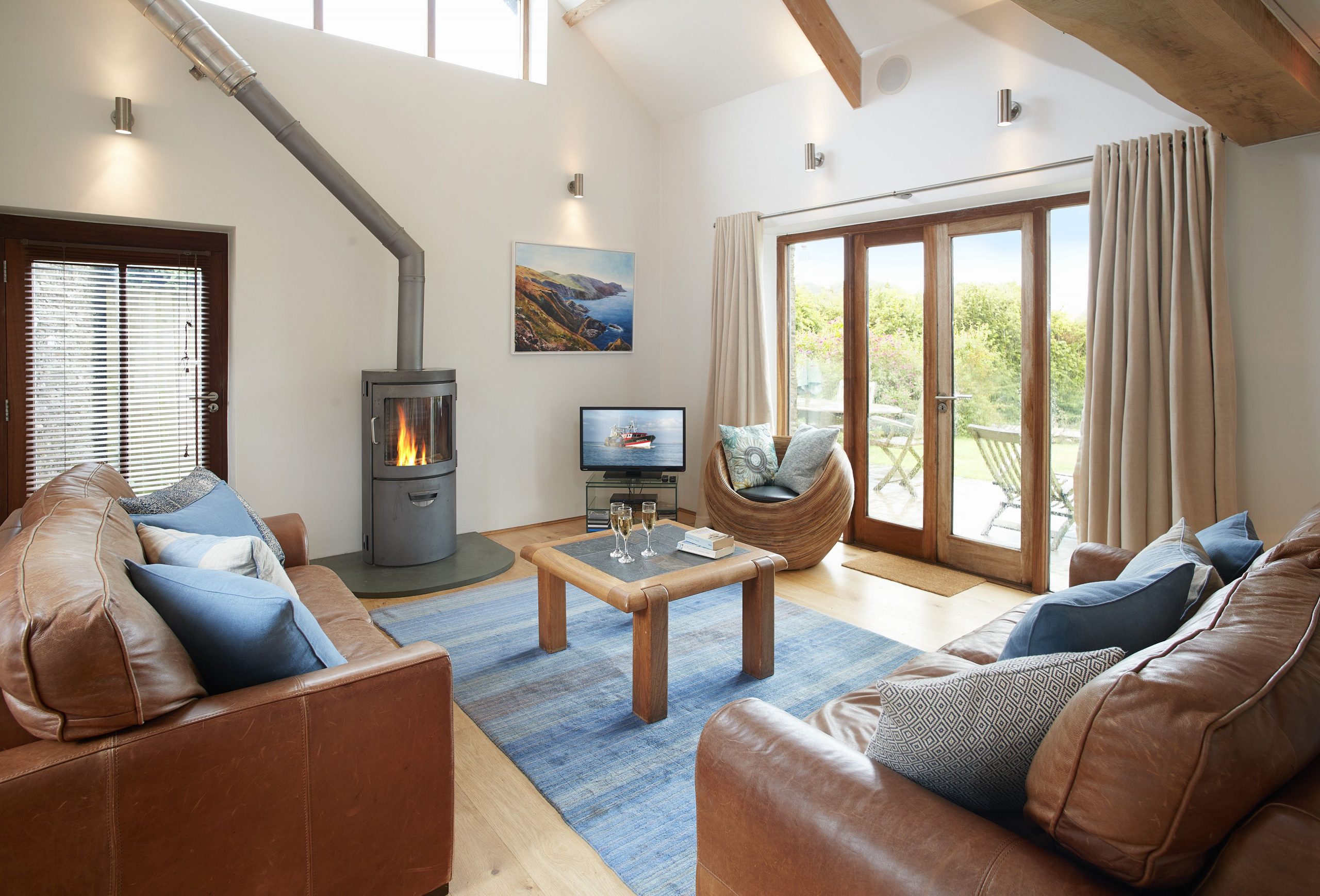 salon avec poêle maison en pierres rénovée