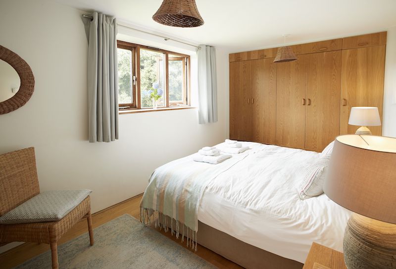 chambre avec placards bois maison en pierres