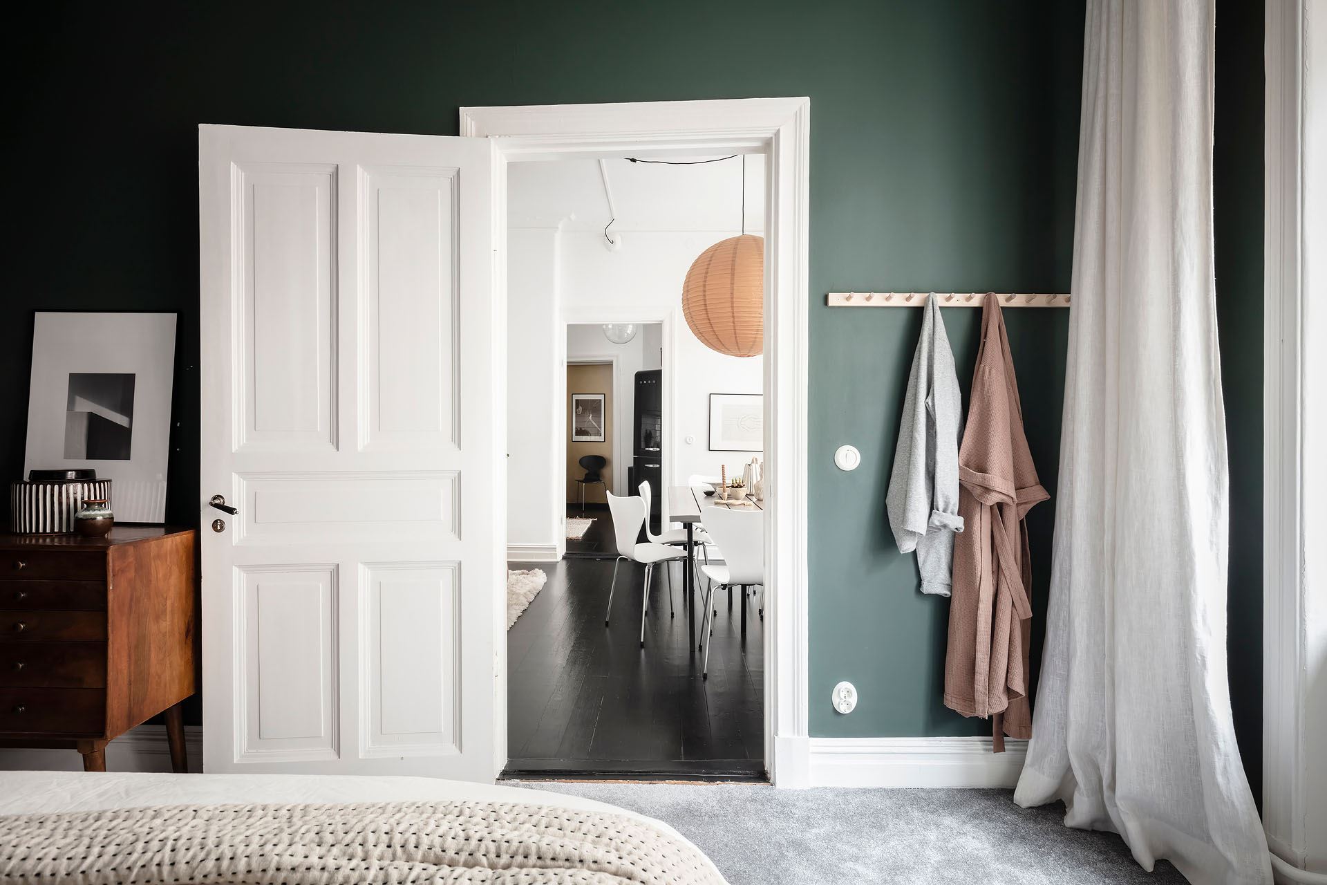 chambre avec mur vert