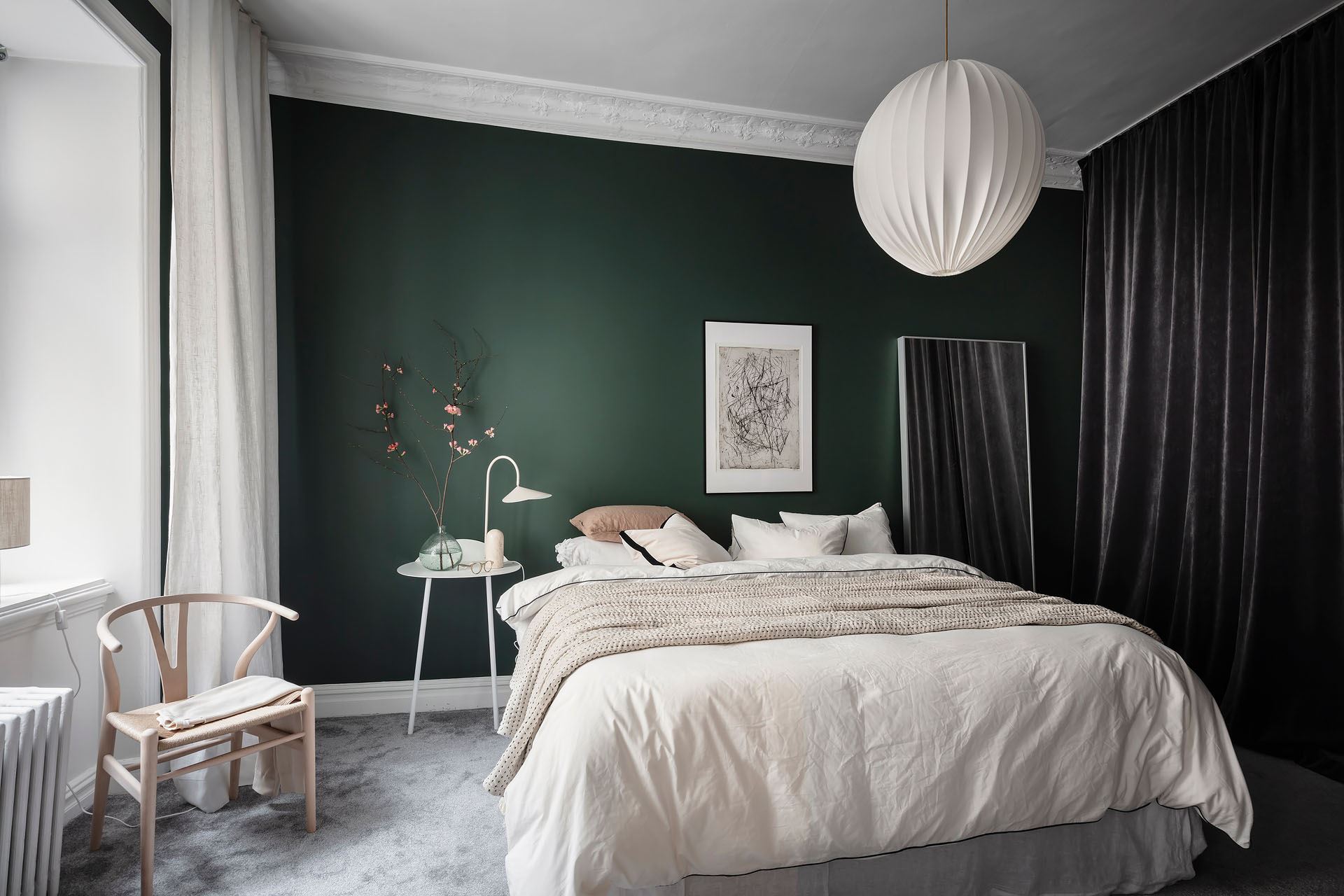 chambre avec mur vert