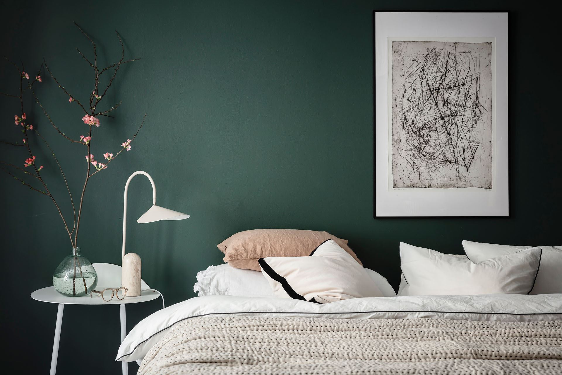 chambre avec mur vert