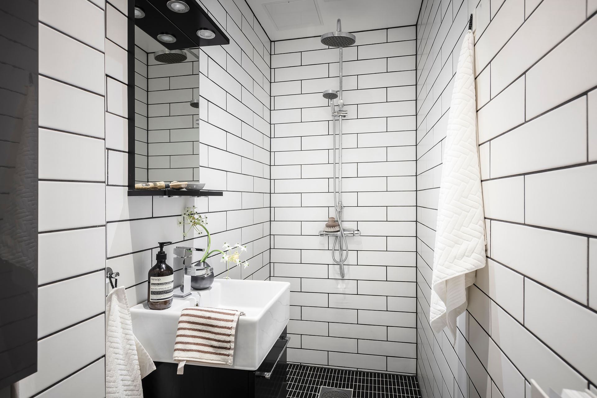 salle de bain carrelage blanc