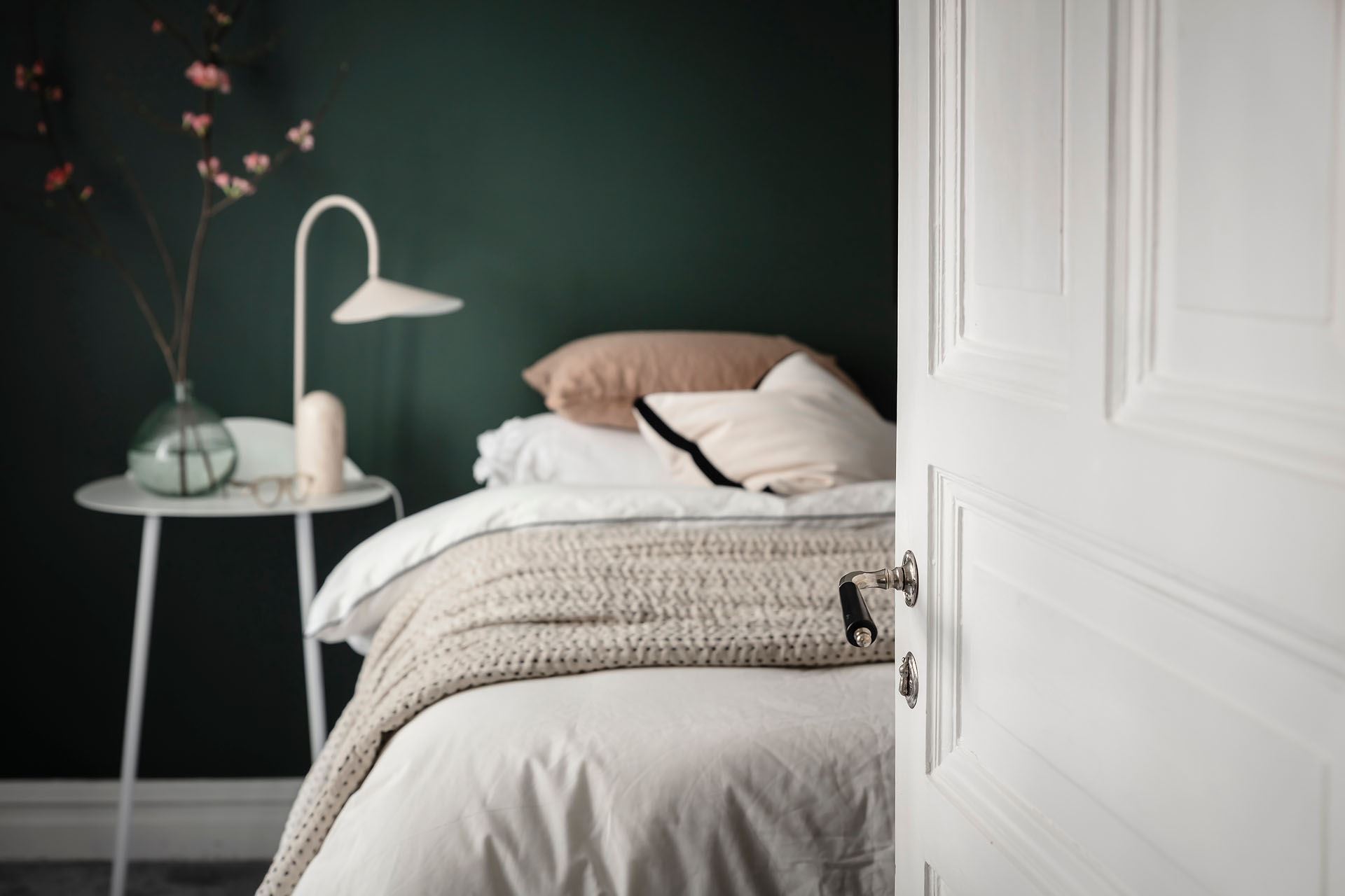 chambre avec mur vert