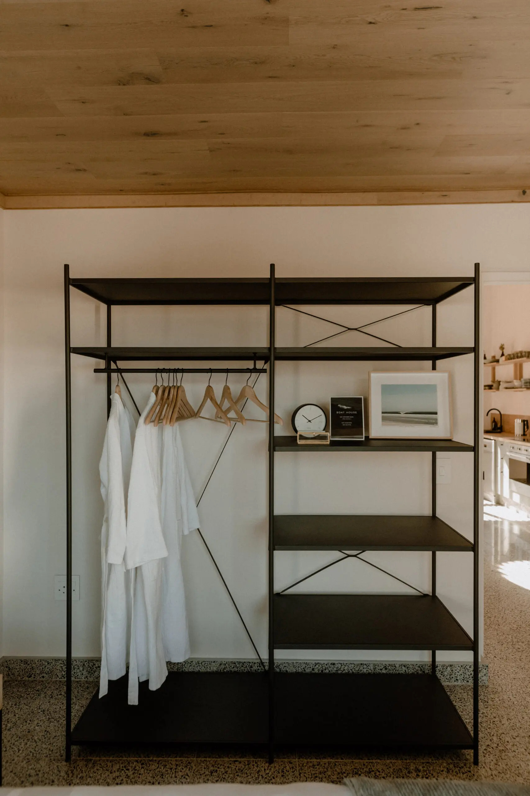 armoire ouverte acier dans chambre