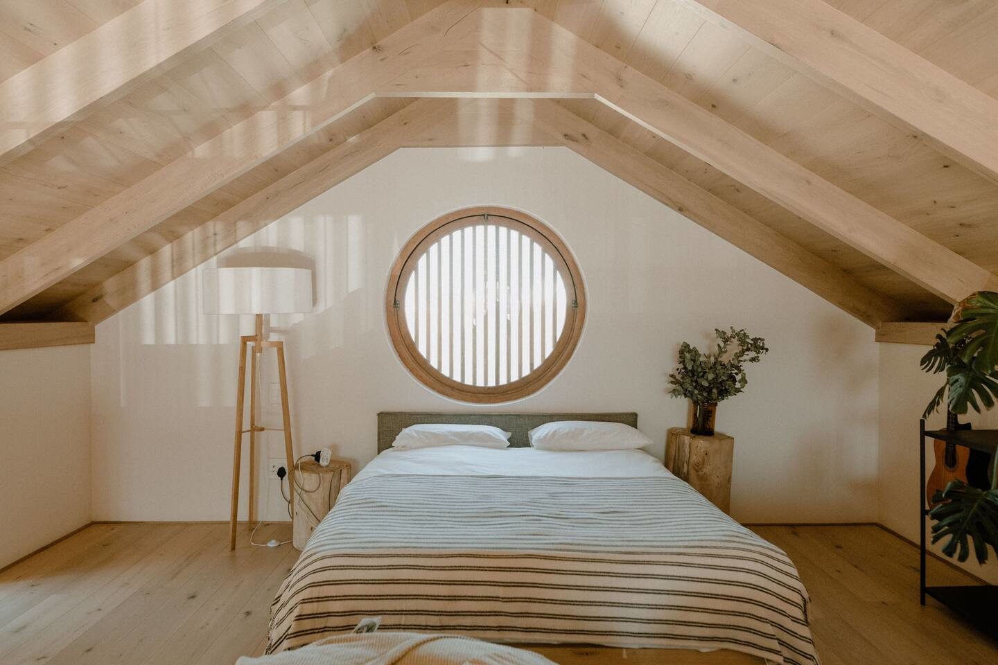 chambre sous combles plafond bois