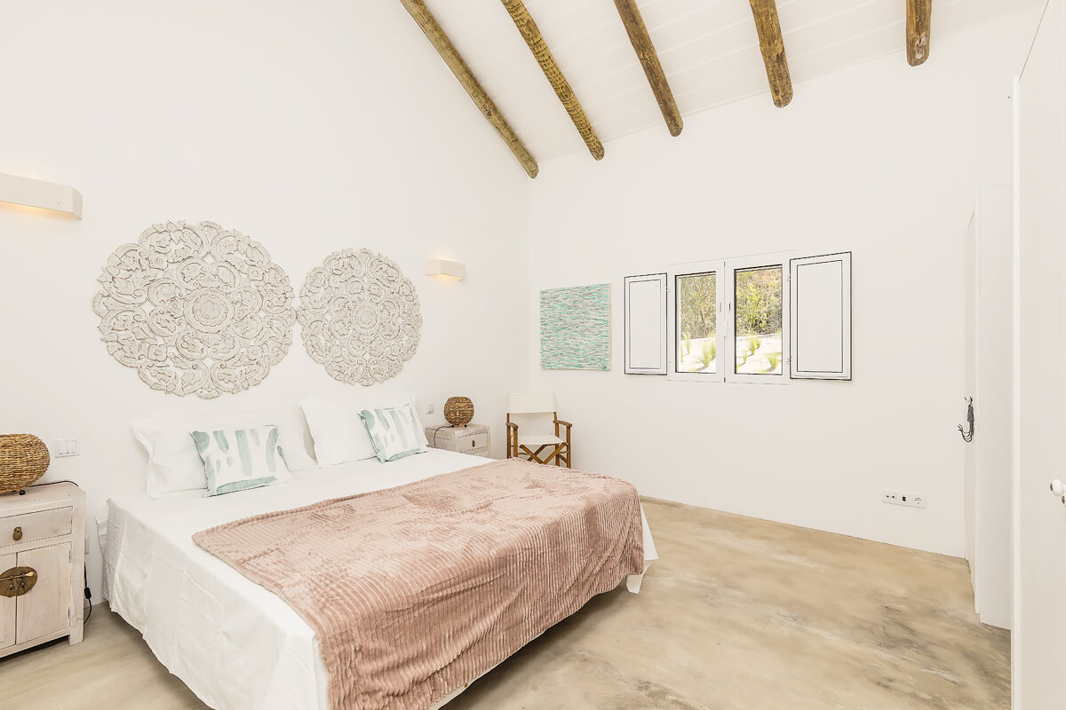 chambre avec poutres décoration contemporaine