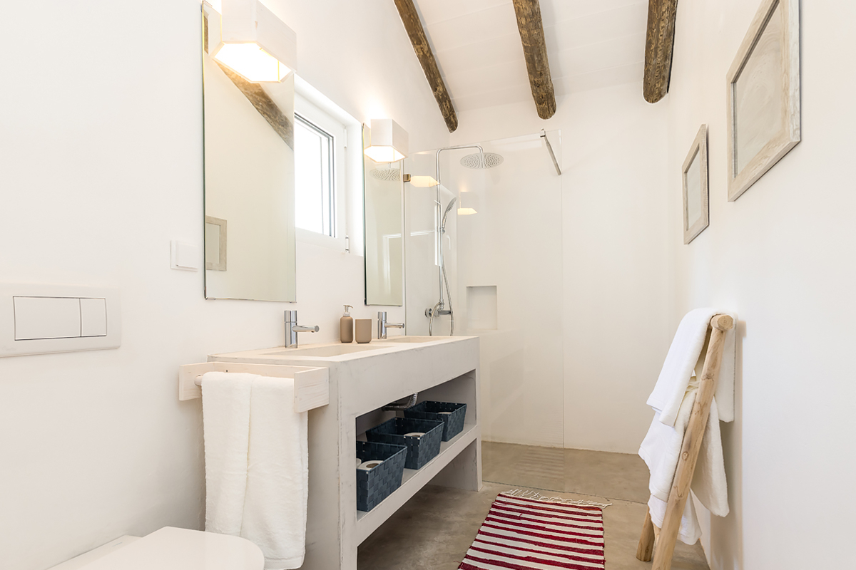 salle de bain avec poutres