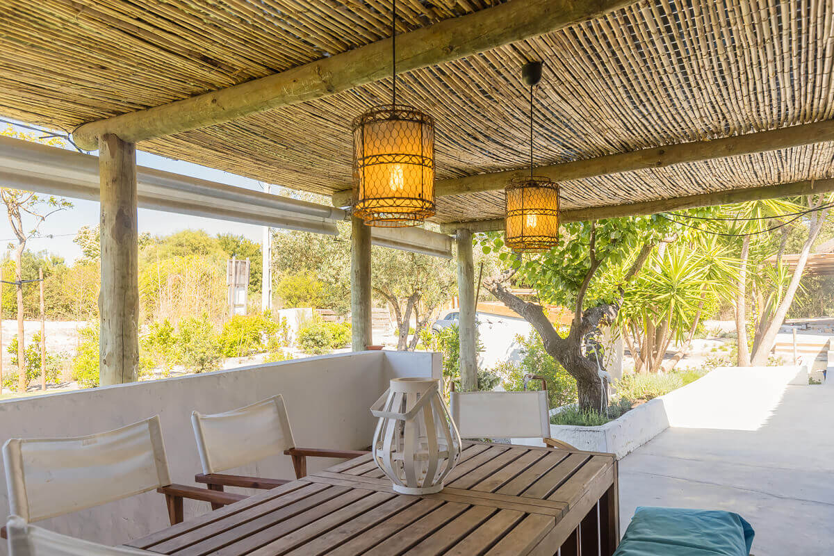 terrasse avec pergola bois et roseaux maison Comporta