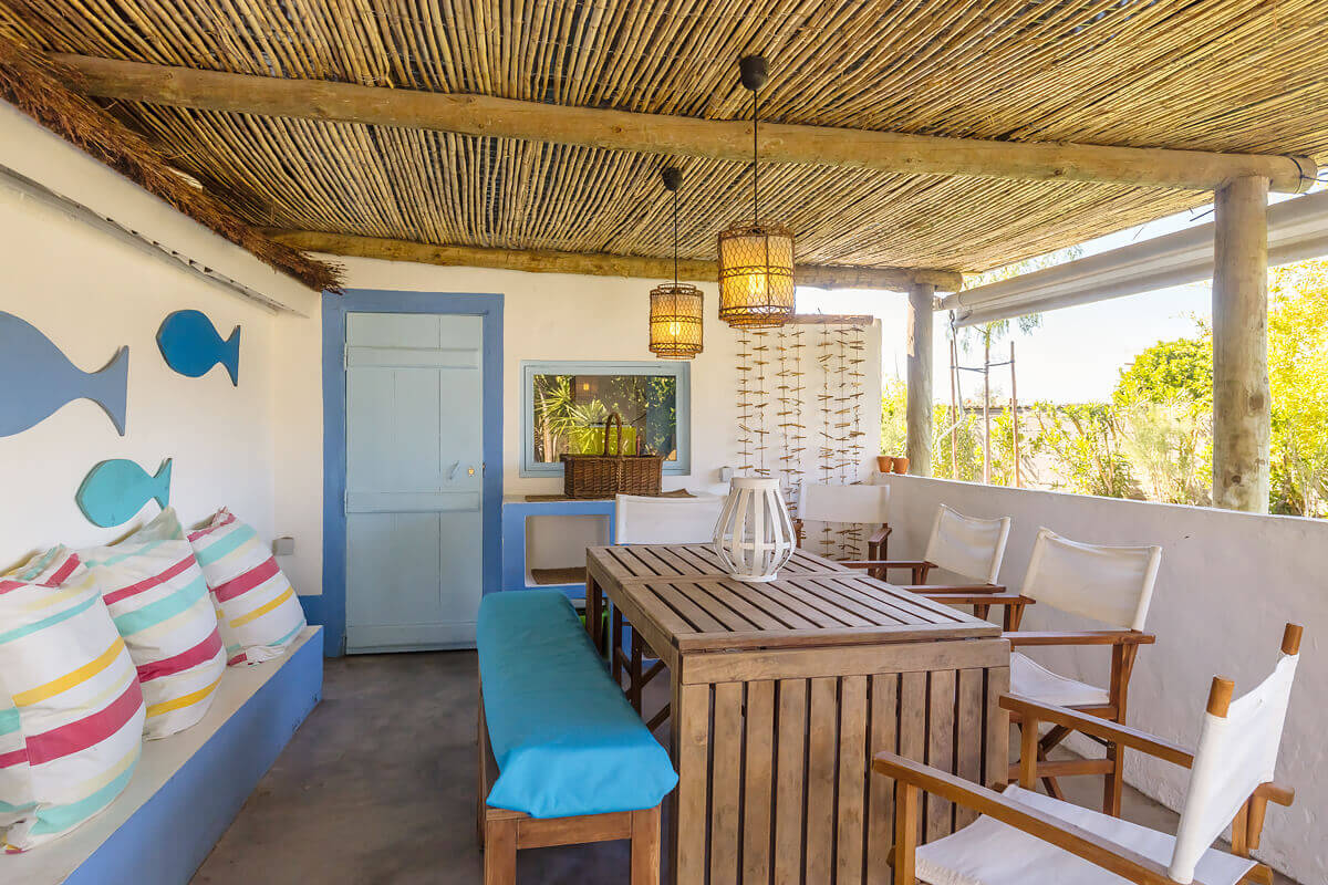 terrasse avec pergola bois et roseaux maison Comporta