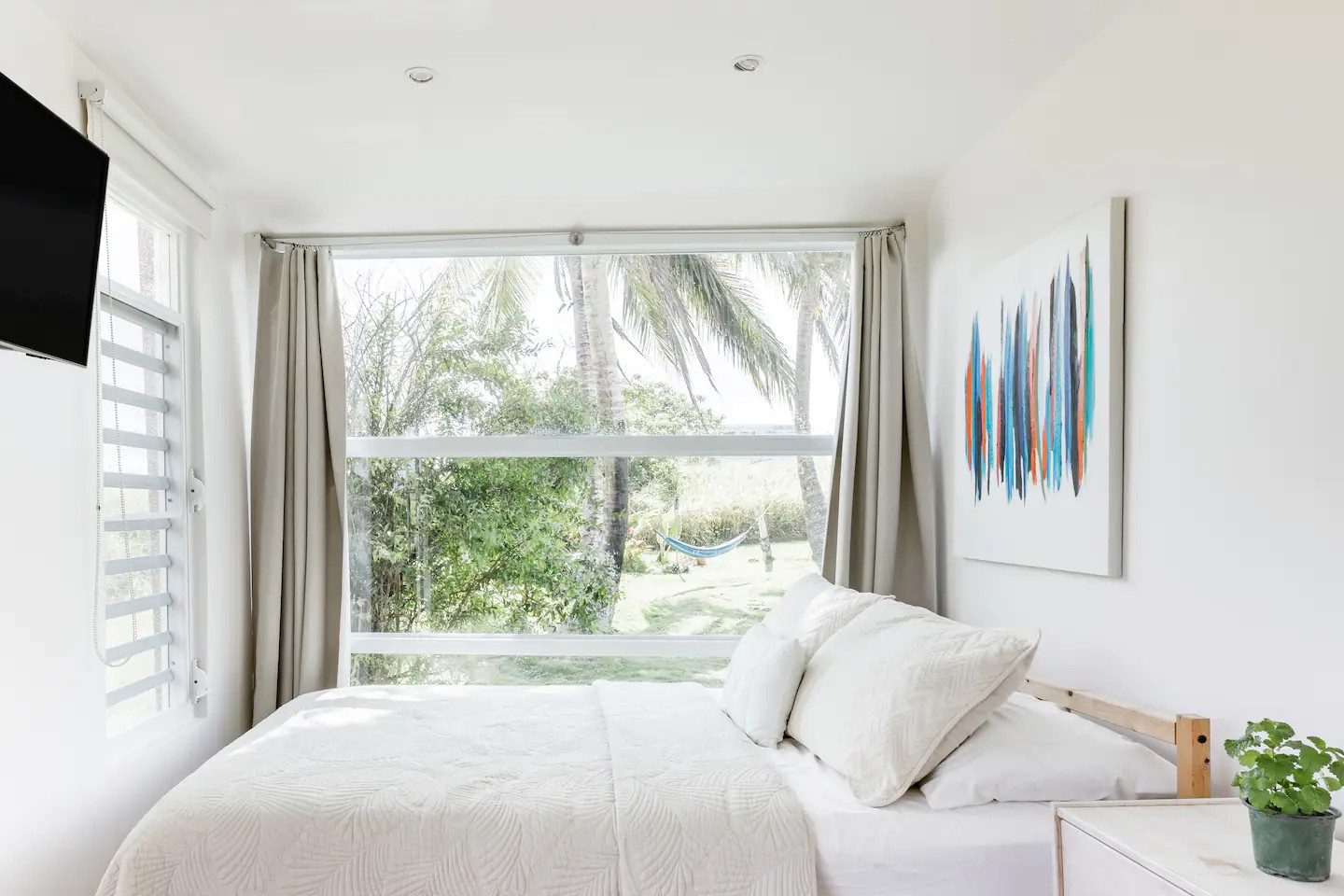 chambre blanche avec baie vitrée